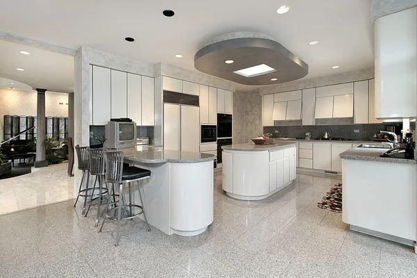 Белая кухня в роскошном доме — стоковое фото