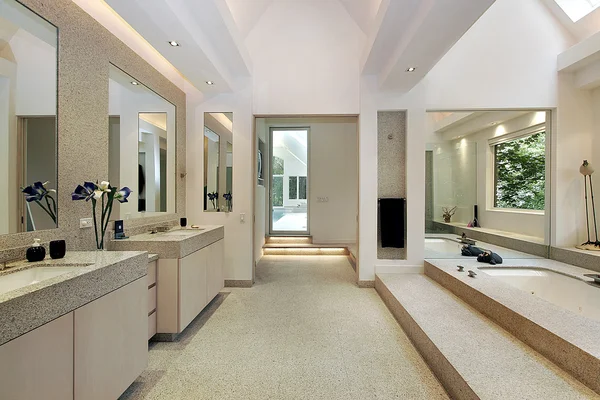 Luxusní hlavní koupelna s krokem do vany — Stock fotografie