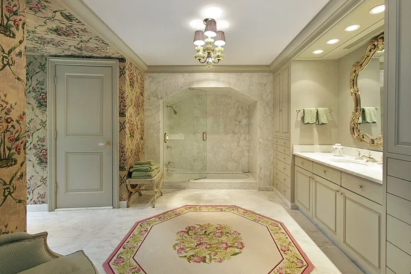 Luxo banho mestre com chuveiro de mármore — Fotografia de Stock