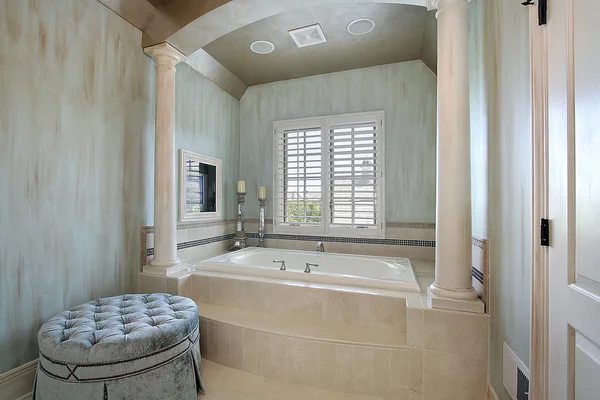 Baño principal con columnas de bañera — Foto de Stock
