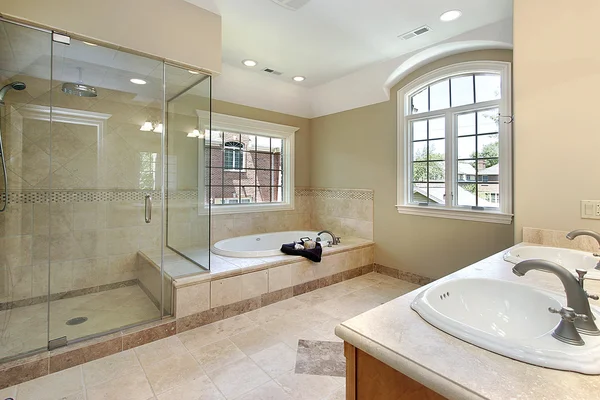 Banho mestre com chuveiro de vidro — Fotografia de Stock