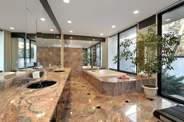 Banho principal com pisos de mármore — Fotografia de Stock