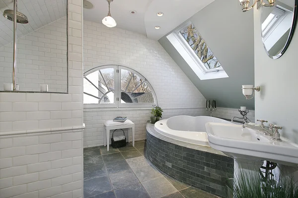 Quarto de banho de luxo com pisos de granito — Fotografia de Stock