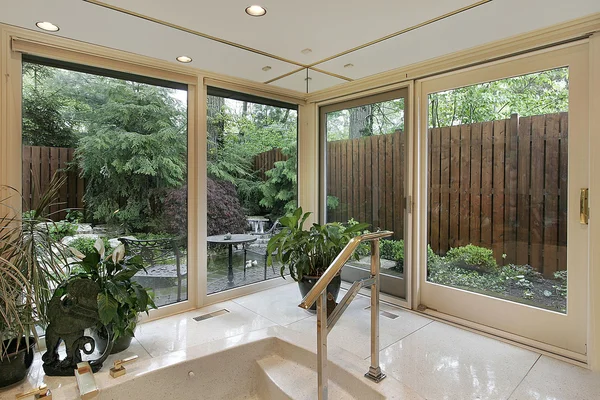主浴室的花园风景 — 图库照片