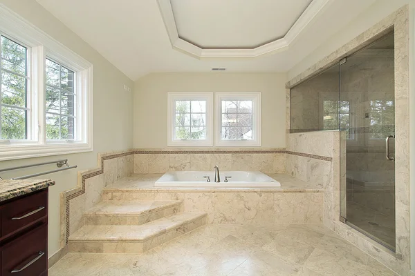Baño principal en casa de nueva construcción — Foto de Stock