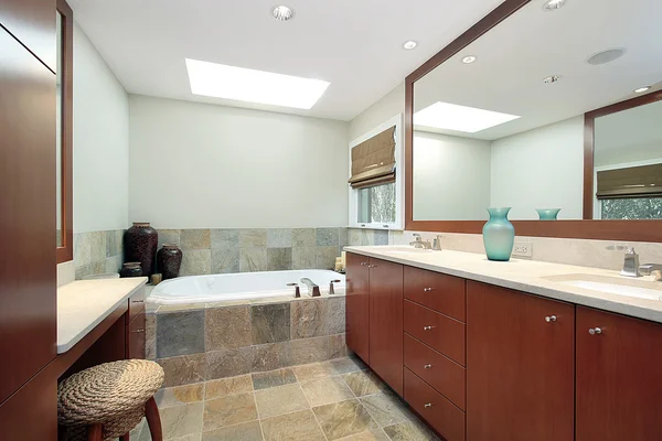 主浴室与石浴缸 — 图库照片