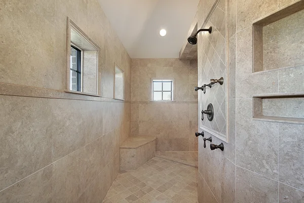 Baño principal en casa de nueva construcción —  Fotos de Stock