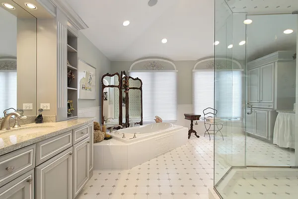 Главная ванна в роскошном доме — стоковое фото