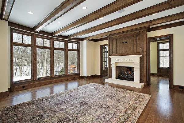 Rodinný pokoj s dřevěnou stropní trámy — Stock fotografie