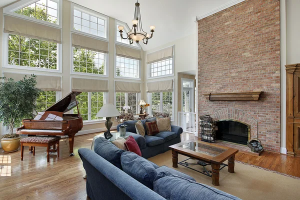 Woonkamer met open haard baksteen en tapijt — stockfoto ... Openhaard fireplaces woonkamer