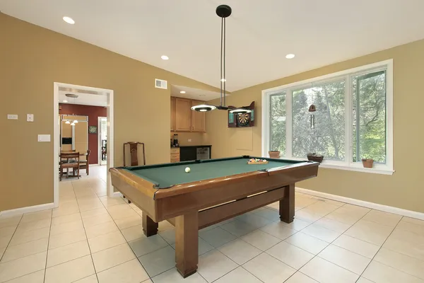 Play room with pool table — Stock Photo, Image