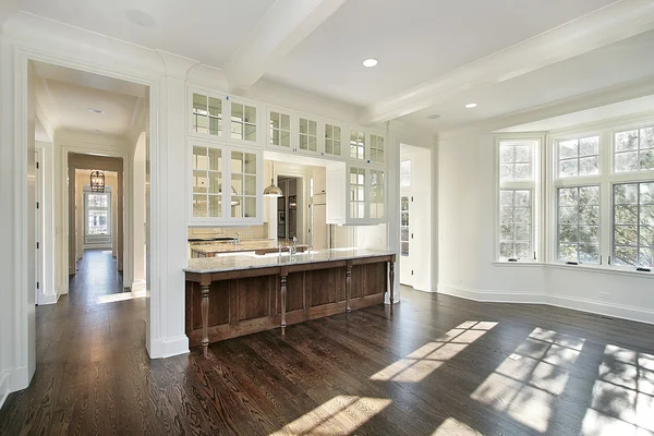 Familienzimmer mit Blick auf die Küche — Stockfoto