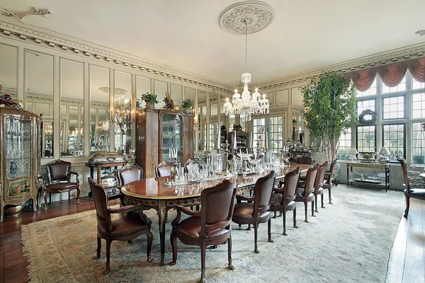 Sala da pranzo formale con specchi a parete — Foto Stock