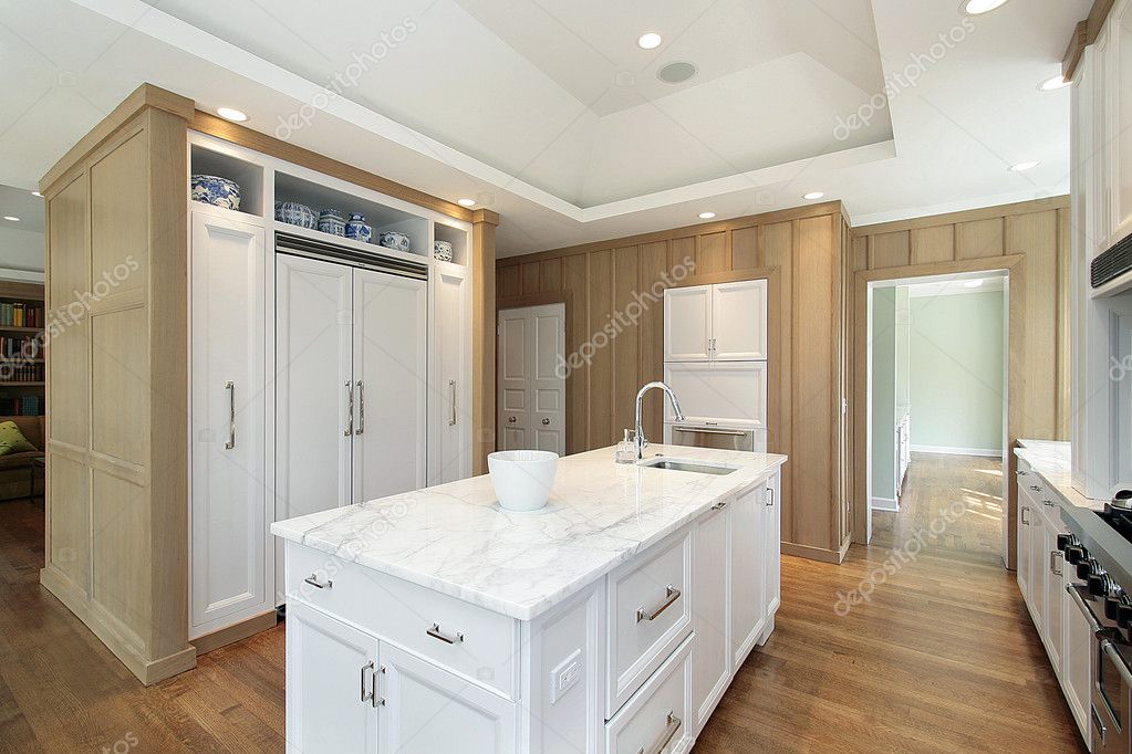 cocina con isla blanca — Foto de stock © lmphot #8702256