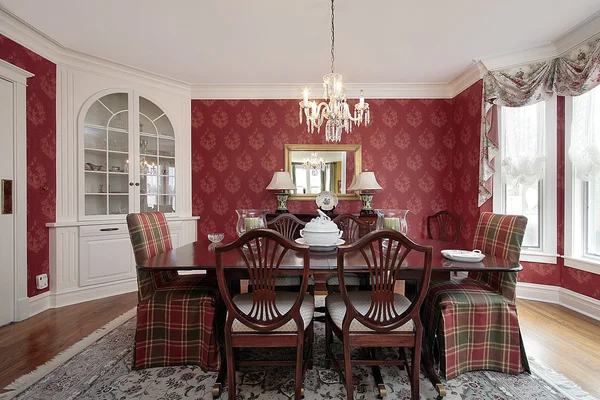 Sala de jantar com paredes vermelhas — Fotografia de Stock