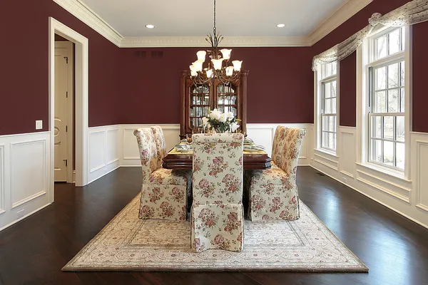 Dining room with maroon walls — Stock Photo, Image