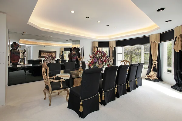 Elegante sala de jantar com cadeiras pretas — Fotografia de Stock