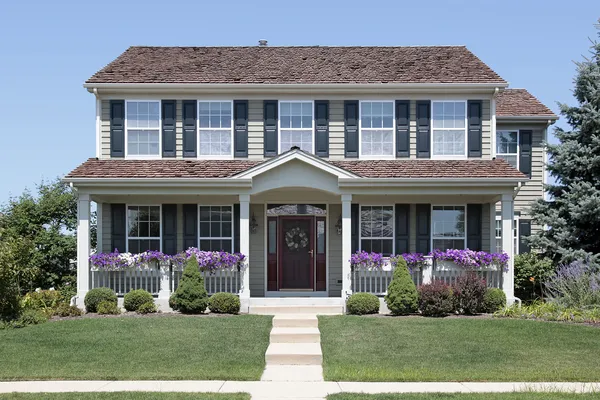 Mavi panjurları ve ön sundurma ile ev — Stok fotoğraf