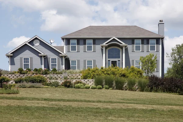 Suburban huis met een boog en kolommen — Stockfoto