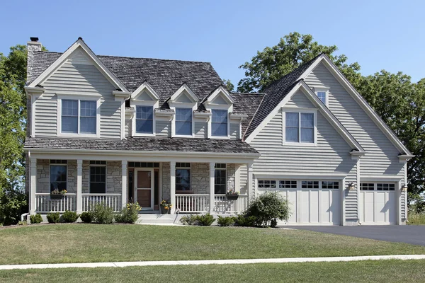 Casa suburbana con porche delantero — Foto de Stock