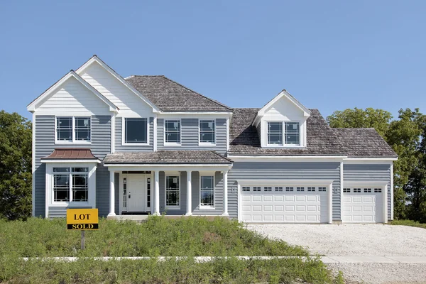 Yeni inşaat ev "satıldı" işareti ile — Stok fotoğraf