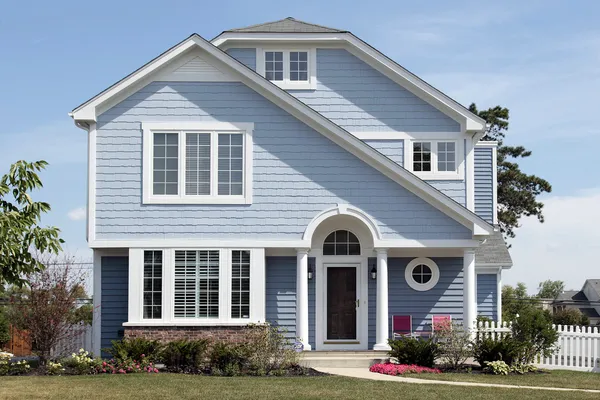 Μπλε σπίτι με λευκό στήλες — Φωτογραφία Αρχείου