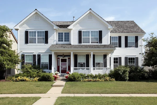 Casa suburbana branca com varanda frontal — Fotografia de Stock