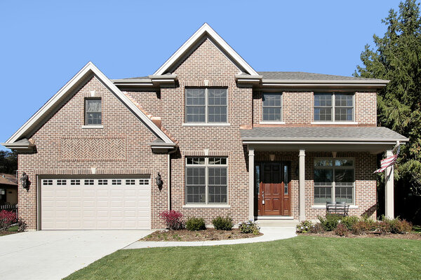 Кирпичный дом в пригороде
