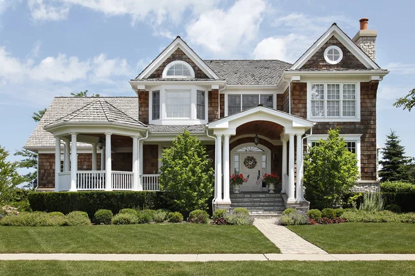 Casa suburbana con columnas blancas —  Fotos de Stock