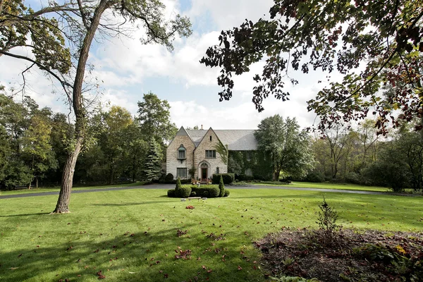 Voortuin en groot huis — Stockfoto