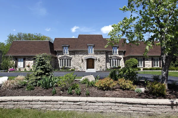 Luxe huis met stenen landschappelijk — Stockfoto