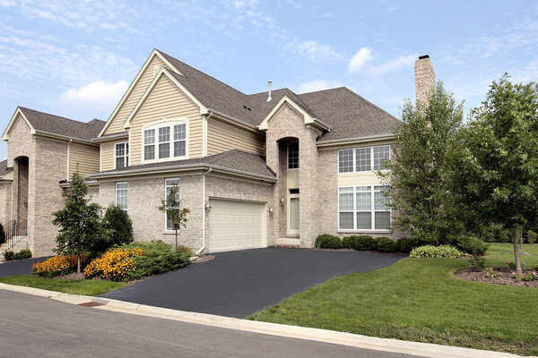 Кирпичный пригородный дом
