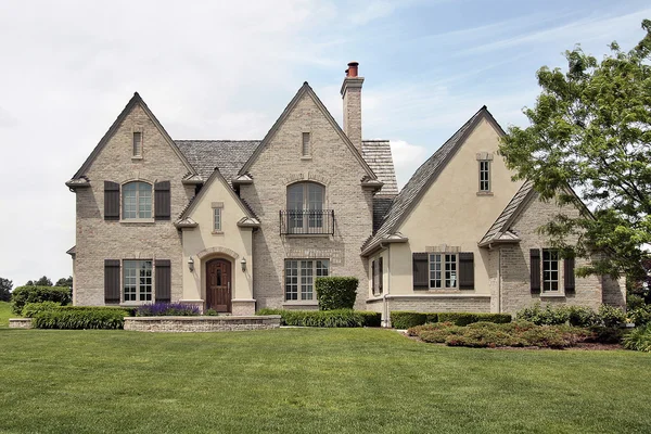 Grote baksteen suburban huis — Stockfoto