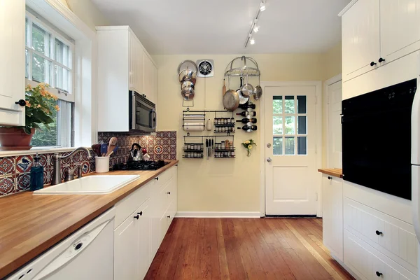 Cozinha com pisos de madeira cereja — Fotografia de Stock