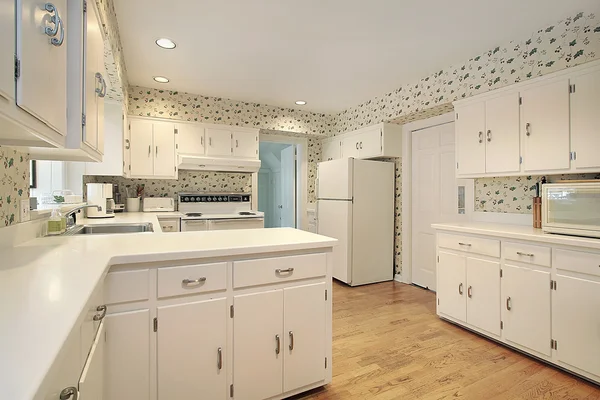 Cozinha com balcões brancos — Fotografia de Stock