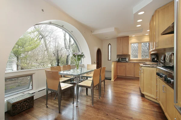 Kemerli pencere ile mutfak — Stok fotoğraf