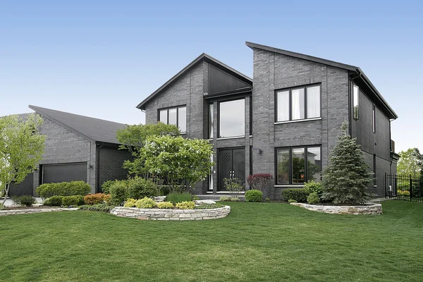 Modernes Haus aus grauem Backstein — Stockfoto