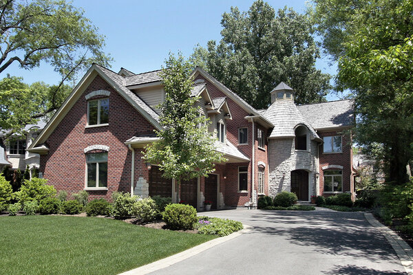 Кирпичный дом с круглым каменным входом
