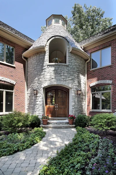 Yuvarlak taş entryway ile ev — Stok fotoğraf