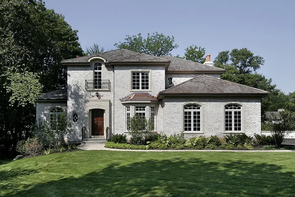 Casa de tijolo branco com telhado de cedro shake — Fotografia de Stock