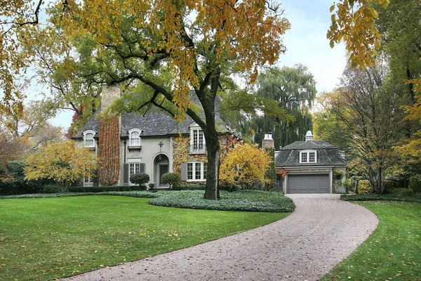 Luxus-Eigenheim im Herbst — Stockfoto