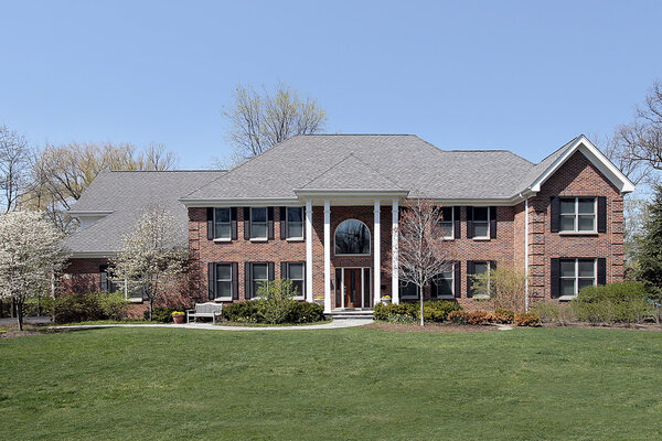 Большой кирпичный дом
