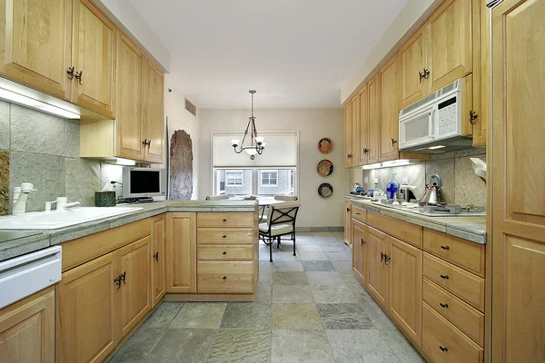 Moderne keuken met leisteen vloer — Stockfoto