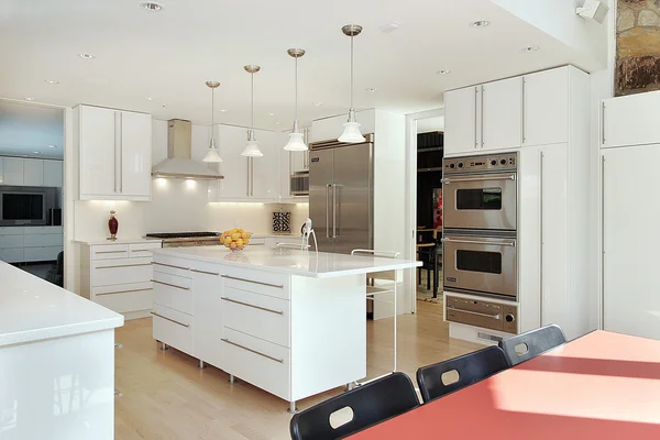 Elegante weiße Küche — Stockfoto