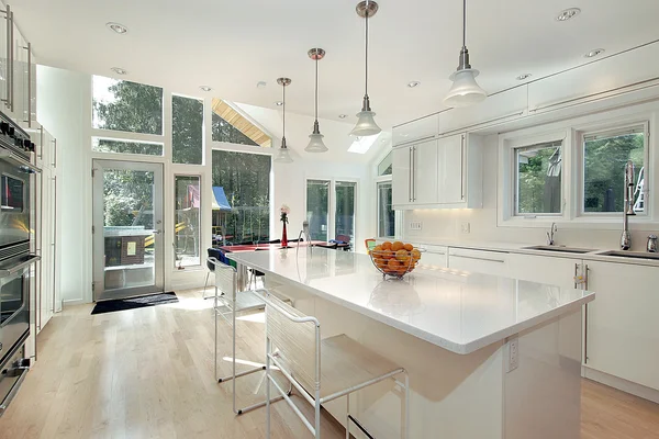 Elegante weiße Küche — Stockfoto