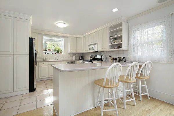 Cozinha com armários brancos — Fotografia de Stock