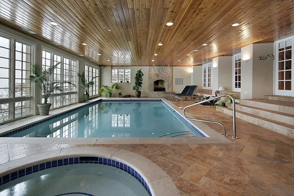 Zwembad in luxe binnenlandse — Stockfoto