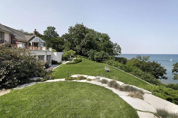 Luxe huis met uitzicht op het meer — Stockfoto