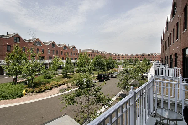 Achteraanzicht van condominium complex — Stockfoto