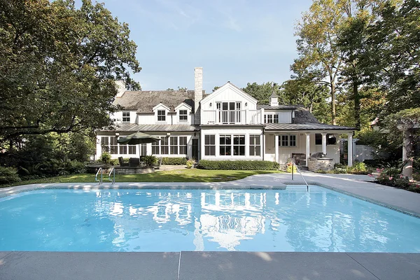 Luxusní dům s bazénem — Stock fotografie